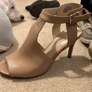 Nine West Ladies 2.5 in heels. Color is Nude, size 7.5 Med. good condition
